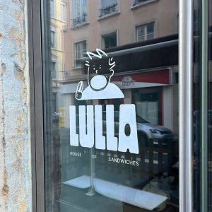 Lulla en livraison de repas à domicile et click & collect avec LYON Eats.